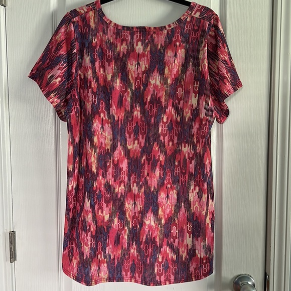LuLaRoe Classic Tee 2XL, LLR high-low hem, pink purple geometric, short sleeve - Picture 6 of 8